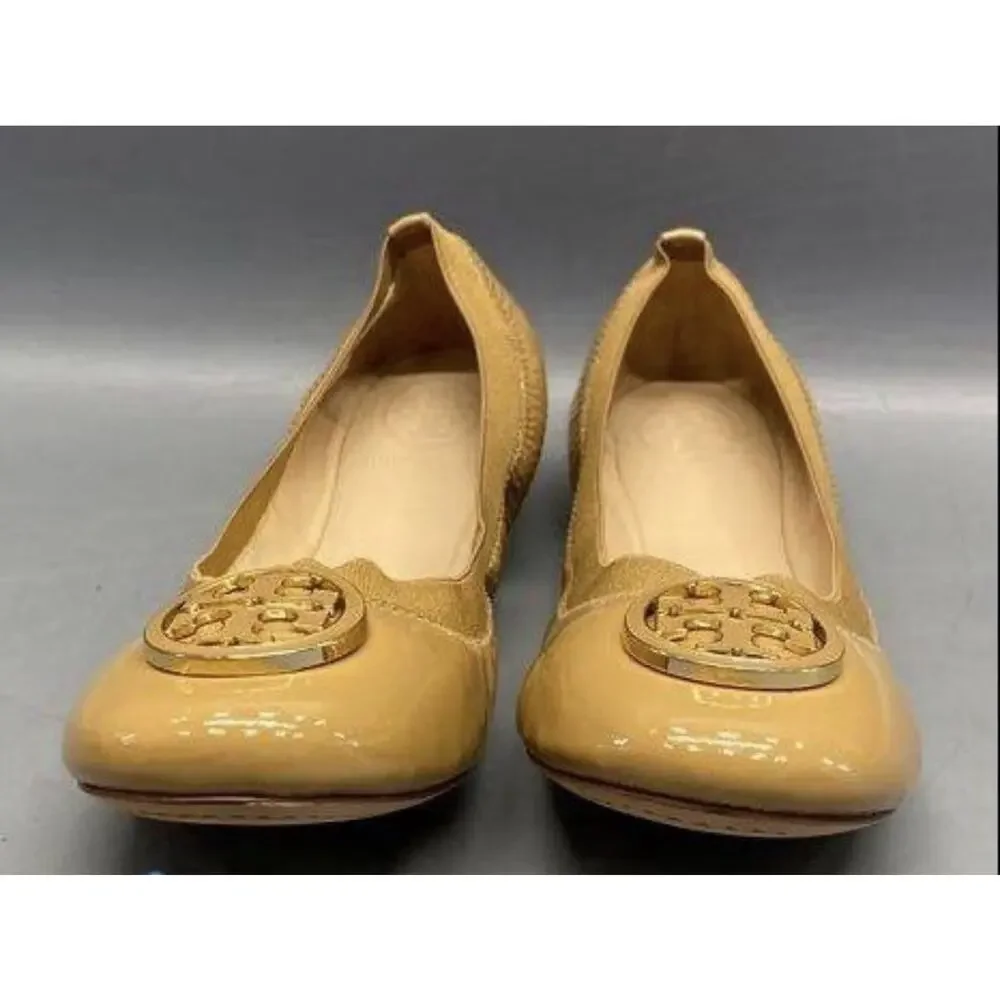 NEW TORY BURCH CAROLINE 2 LEATHER GOLD LOGO NELLIE BALLET FLATS 8M in Tan